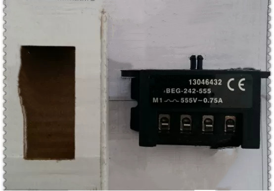 HB BEG-242-555 13046434/M1 555V~0.75A