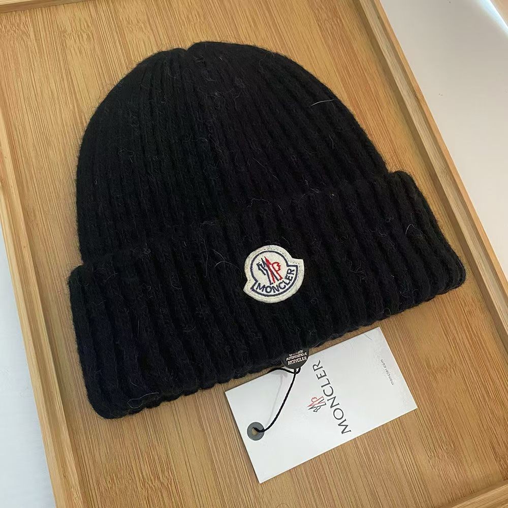 Moncler หมวกหัวใหญ่สไตล์เกาหลีฤดูใบไม้ร่วงและฤดูหนาวใหม่ป้องกันหูถักหมวกทําด้วยผ้าขนสัตว์ที่อบอุ่นฤดูใบไม้ร่วงและฤดูหนาว Versati
