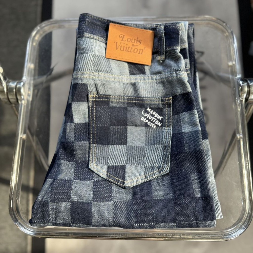 LV เลเวล 2024 ใหม่อินเทรนด์ยี่ห้อโมเสคฤดูร้อน กระดานหมากรุก ล้างกางเกงยีนส์ตรงกางเกงลําลองกางเกงหลวม