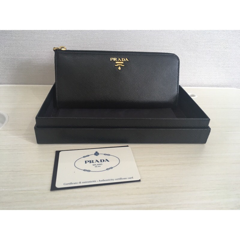 Prada wallet กระเป๋าสตางค์ ปราด้า สีดำ มือสอง ลดงดต่อแล้วนะคะ