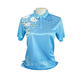 เสื้อโปโลสีฟ้าสำหรับวันแม่ มีโลโก้สิริกิติ์ที่หน้าอกด้านซ้าย