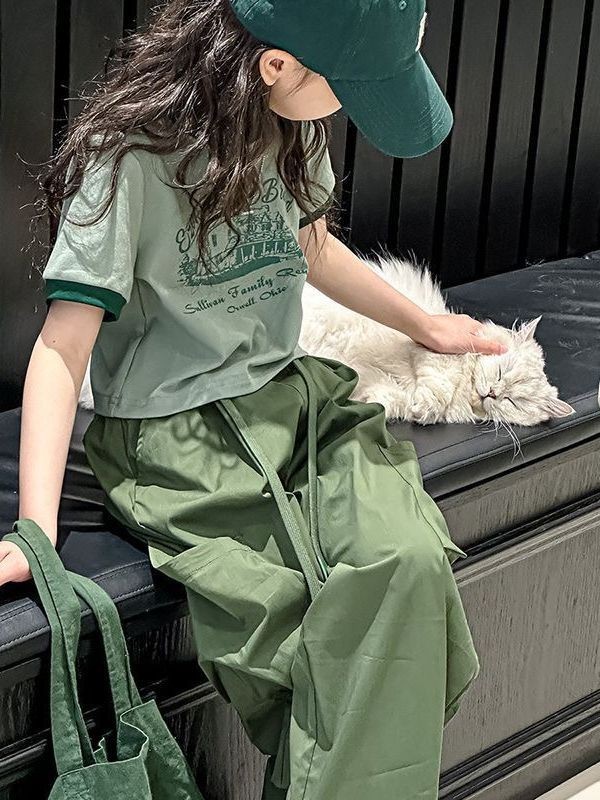 Akaki🌐 ชุดทำงานฤดูร้อนของเด็กผู้หญิงชุดกีฬาสไตล์ใหม่เสื้อยืดเด็กพิมพ์ลายกางเกงตรงกางเกงตีถนนชุดสอง