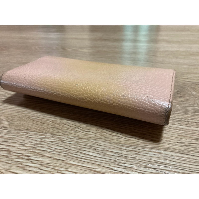 Gucci แท้  กระเป๋าสตางค์ทรงยาว มือ 2️ ซื้อจาก King Power รางน้ำ สภาพมีรอยดำและเหลืองๆนะคะ ส่งต่อ 3,