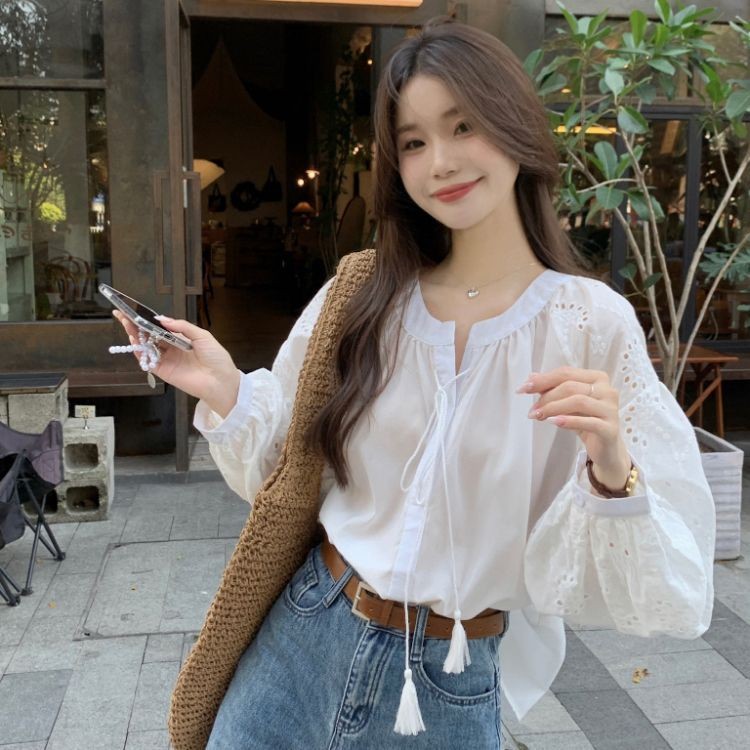 เสื้อลูกไม้แขนยาวสีขาว ดีไซน์ใหม่สำหรับฤดูใบไม้ผลิ พร้อมเทคนิกการปักลูกไม้ที่สวยงาม