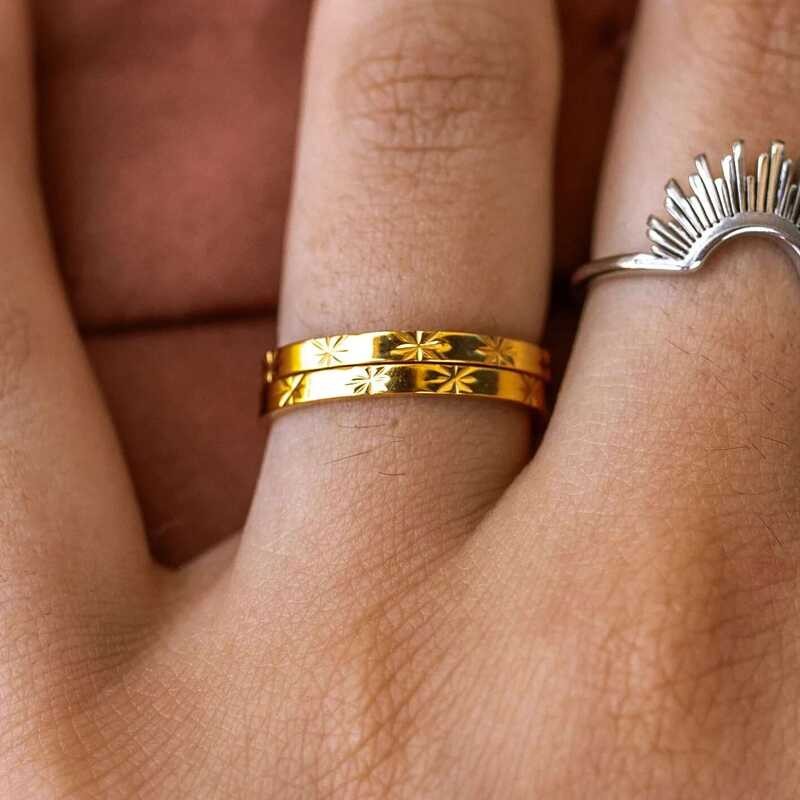 PVD แหวนสแตนเลสสตีลเคลือบทอง แบบไม่หมอง Peri'sbox สำหรับผู้หญิง เครื่องประดับแฟชั่นงานแต่งงาน