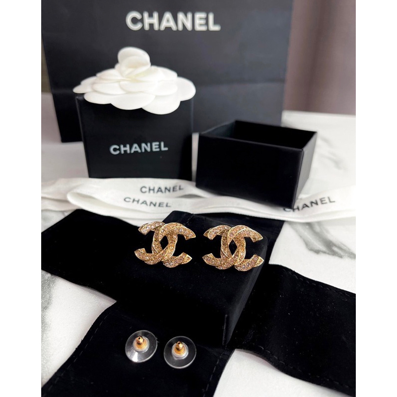 Used like new chanel earrings  (size 2 cm.)