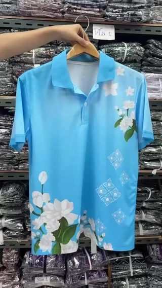 เสื้อโปโลสีฟ้าสำหรับวันแม่ มีโลโก้สิริกิติ์ที่หน้าอกด้านซ้าย