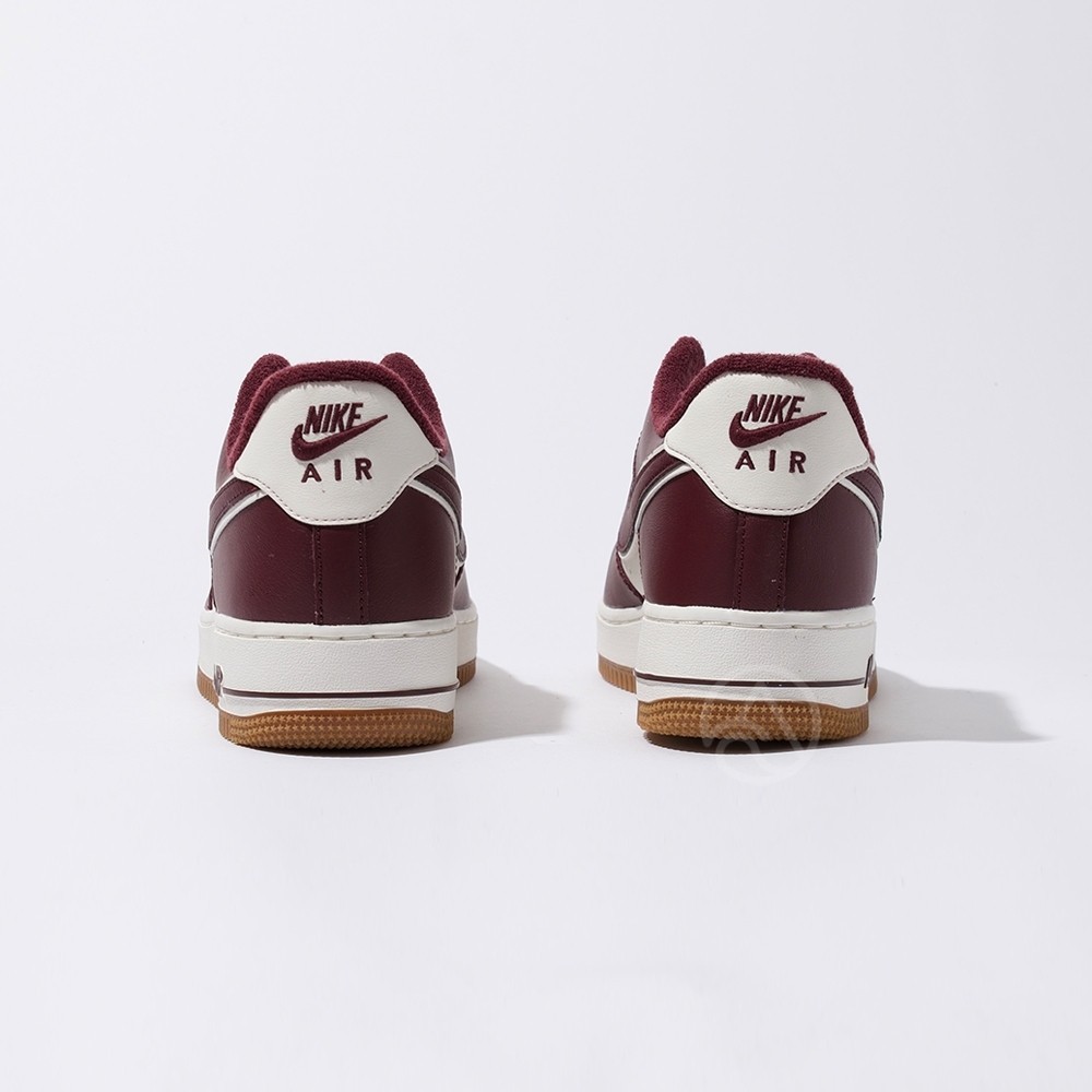 Nike Air Force 1 '07 LV8 ผู้ชายสีแดงคาราเมลด้านล่าง AF1 กีฬารองเท้าลำลองต่ำ DQ7659-102