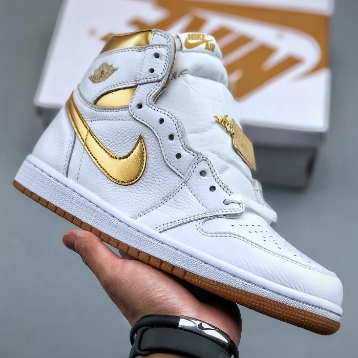 รองเท้าบอร์ด. Air JORDAN 1 High OG Metallic Gold" WMNS AIR JORDAN 1 รองเท้ากีฬา FD2596-107