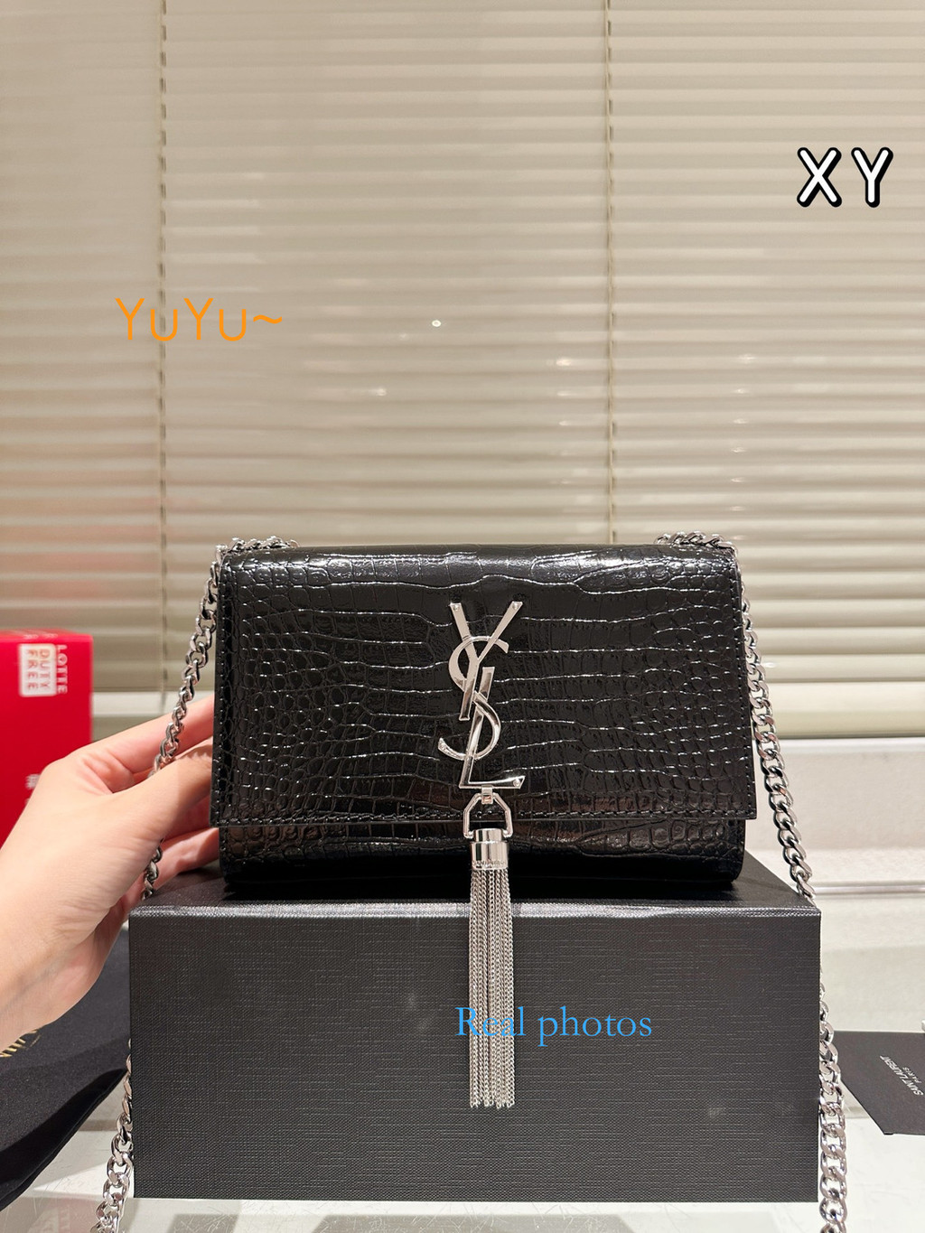 กระเป๋าสะพายสายโซ่ สีดำและทอง ลายจระเข้คลาสสิก ขนาด 19x13 ซม.