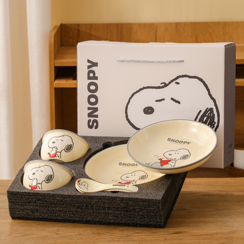 🍽 Snoopy ชามเซรามิคแท้ 2 ชาม 2 จาน 2 ช้อน กล่องของขวัญ ชุดจานลายการ์ตูน น่ารัก ของใช้ในครัวเรือนมู