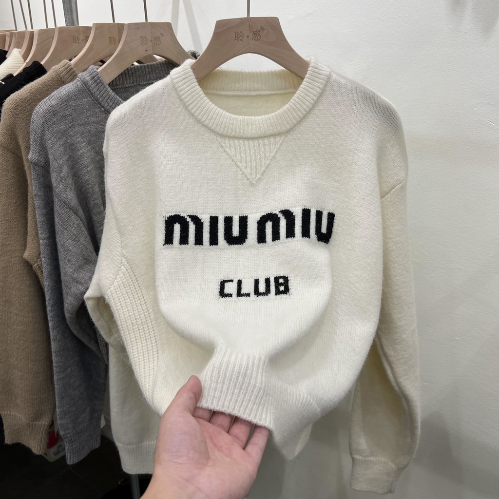 Miu MIU เสื้อสเวตเตอร์คอกลมสําหรับผู้หญิงฤดูใบไม้ร่วงและฤดูหนาวสไตล์ขี้เกียจ 2024 ใหม่ตัวอักษรสั้นเสื้อกันหนาว Retro Bottoming