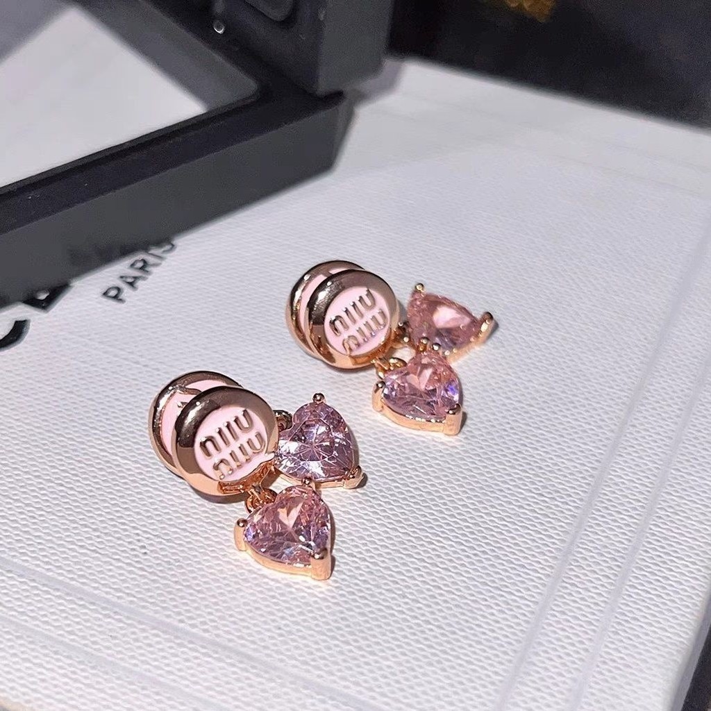 Miu Miu 2024 ใหม่สีชมพู Girly Heart High-end Rhinestone Love ประณีต Little Rich ผู้หญิงต่างหูต่างหู