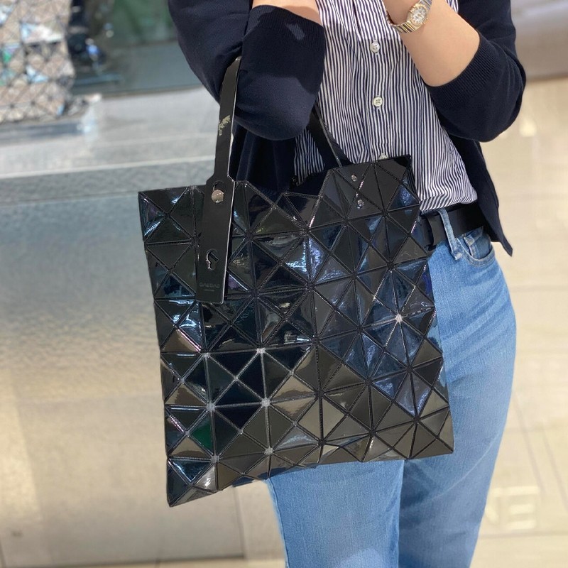 ♞,♘,♙【รับประกันของแท้ 100%】Bao Bao 6x6 Lucent Basic Color กระเป๋า Issey Miyake  ใหม่เอี่ยม Original