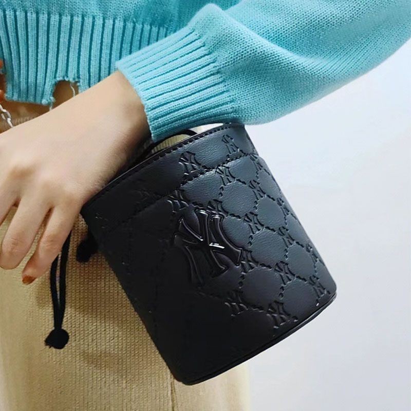 ♞,♘MLB (พร้อมส่ง) กระเป๋าสะพายข้างMLB กระเป๋ามินิNY กระเป๋าทรงถัง สำหรับผู้หญิงน่ารักๆ ของแท้% kdie