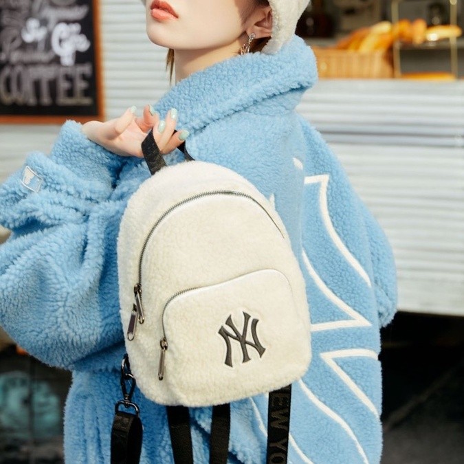 ♞MLB (พร้อมส่ง) กระเป๋าเป้ไซร์เล็ก FLEECE UNISEX MINI BACKPACK กระเป๋าเป้ขนแกะNY ของแท้% yutj