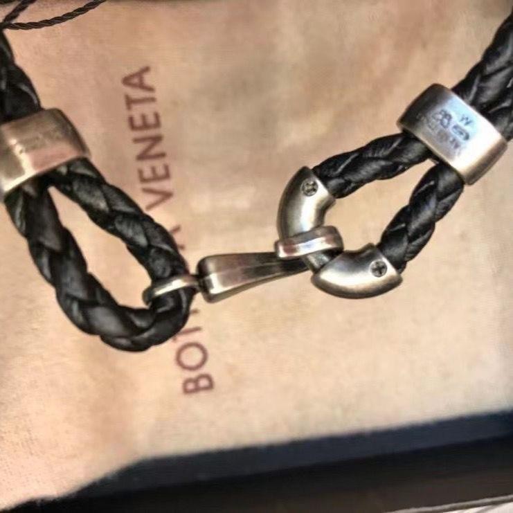 Bottega VENETA สร้อยข้อมือทอ สินค้าใหม่อินเทรนด์ (สร้อยข้อมือทอมือหนังแกะ) สําหรับคู่รัก