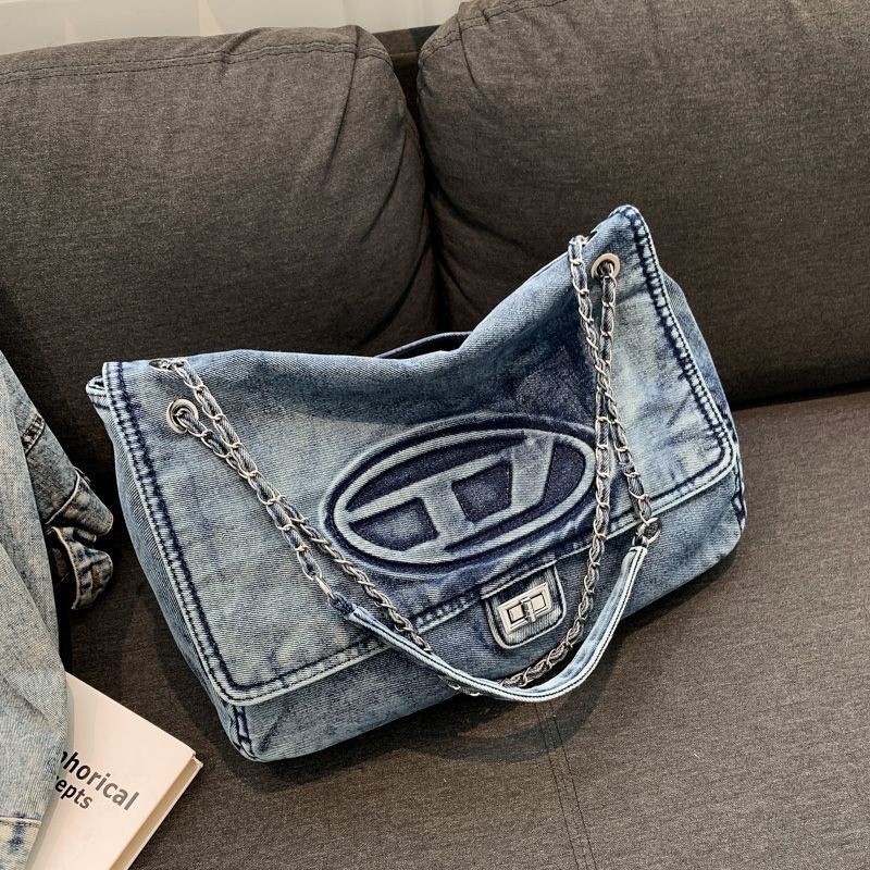 ♞,♘Diesel 2024 กระเป๋าสะพายไหล่ยีนส์ผู้หญิง Biker Chain Commuter Tote Bag erfv