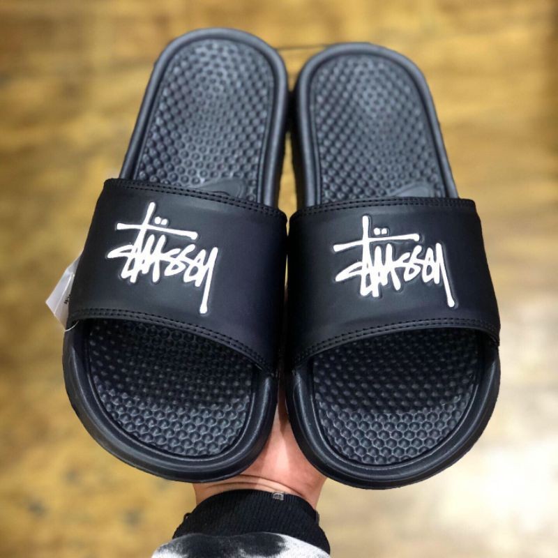 ♞รองเท้าแตะ Nike benassi x stussy สีดํา XSA
