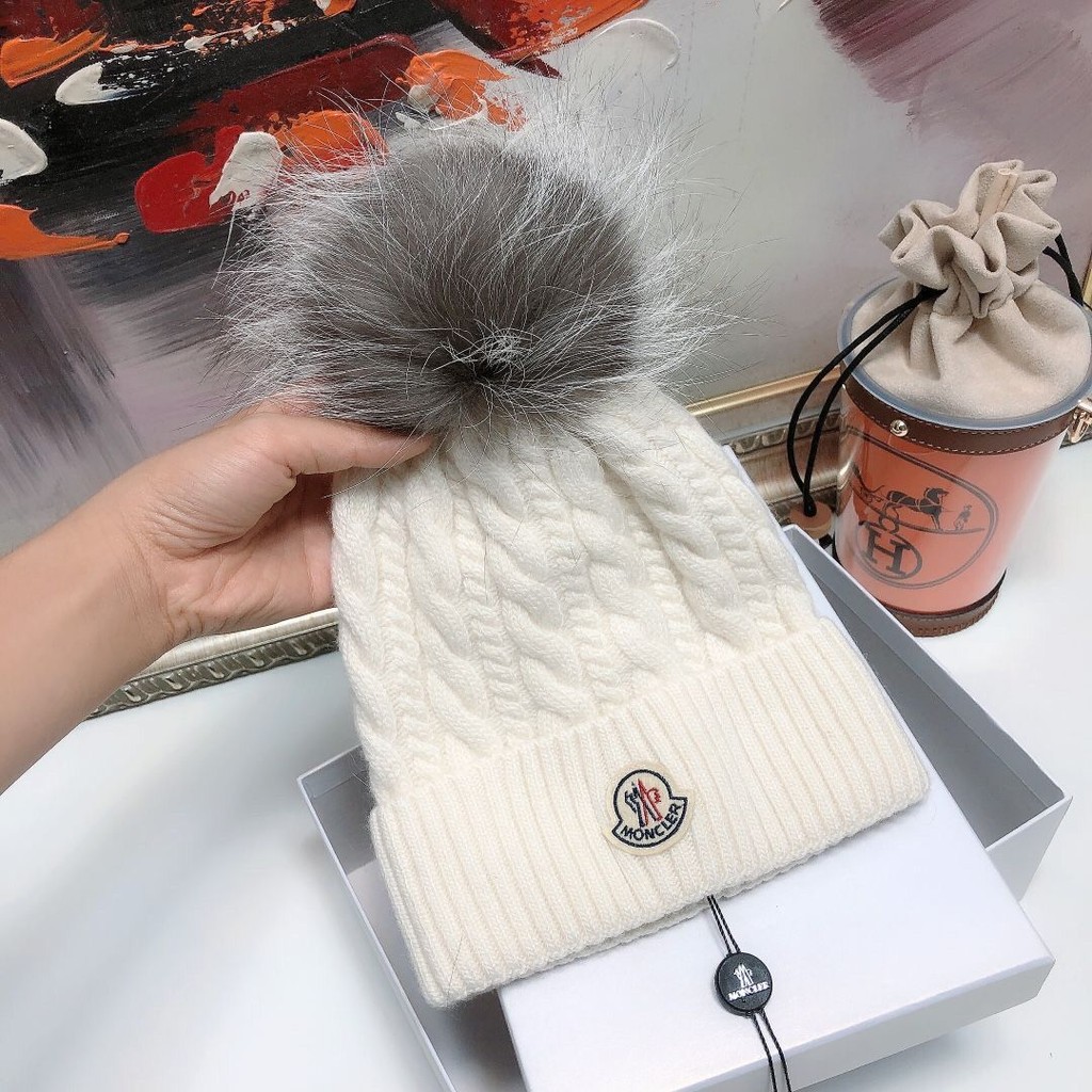 Moncler ขนสัตว์ M Silver Fox หมวกทําด้วยผ้าขนสัตว์ฤดูหนาวถักหมวกผู้หญิง Twist Warm Baotou หมวกเย็นหมวกกลางแจ้งสไตล์ร้อน Windpro