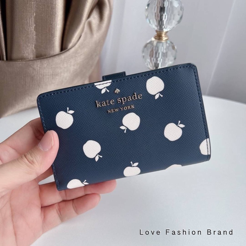 ♞,♘ผ่อน0%~แท้100% กระเป๋าสตางค์ ใบสั้น Kate spade Staci Medium White Apple Compartment Bifold Walle