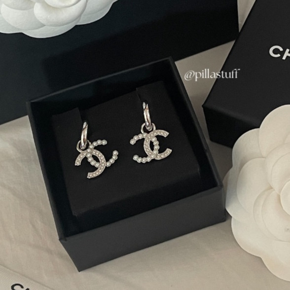 [พร้อมส่ง] New Chanel CC Earrings 1.5 cm อะไหล่เงิน ต่างหูชาแนลห้อยจี้