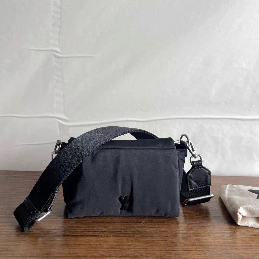 ♞,♘,♙กระเป๋าสะพายสีดําไนลอนโลโก้ Ami heart KXS