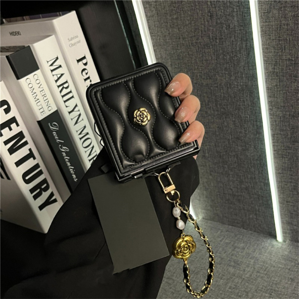 หรูหราคลื่นสีดํา Camellia เคสโทรศัพท์พร้อมสร้อยข้อมือหนังสําหรับ Samsung Galaxy Z Flip 7 ZFlip6 ZFlip 5 Zflip6 ฝาหลัง