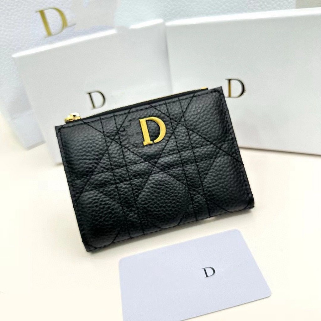 กระเป๋าสตางค์ใบสั้นรูปตัว D ใหม่ของ DIOR เป็นผู้ถือบัตรอเนกประสงค์สะดวกและดูดีพร้อมรูปแบบ A Cannaage