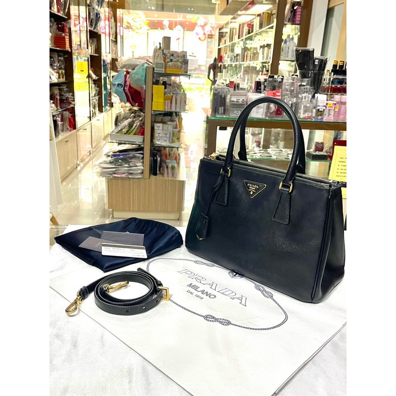 Used Prada Saffiano 30 GHW  25,990฿  ทรงยังสวย กระเป๋าสะอาด อะไหล่มีซีดบ้างเป็นปกติ เดิมๆไม่เคยสปา