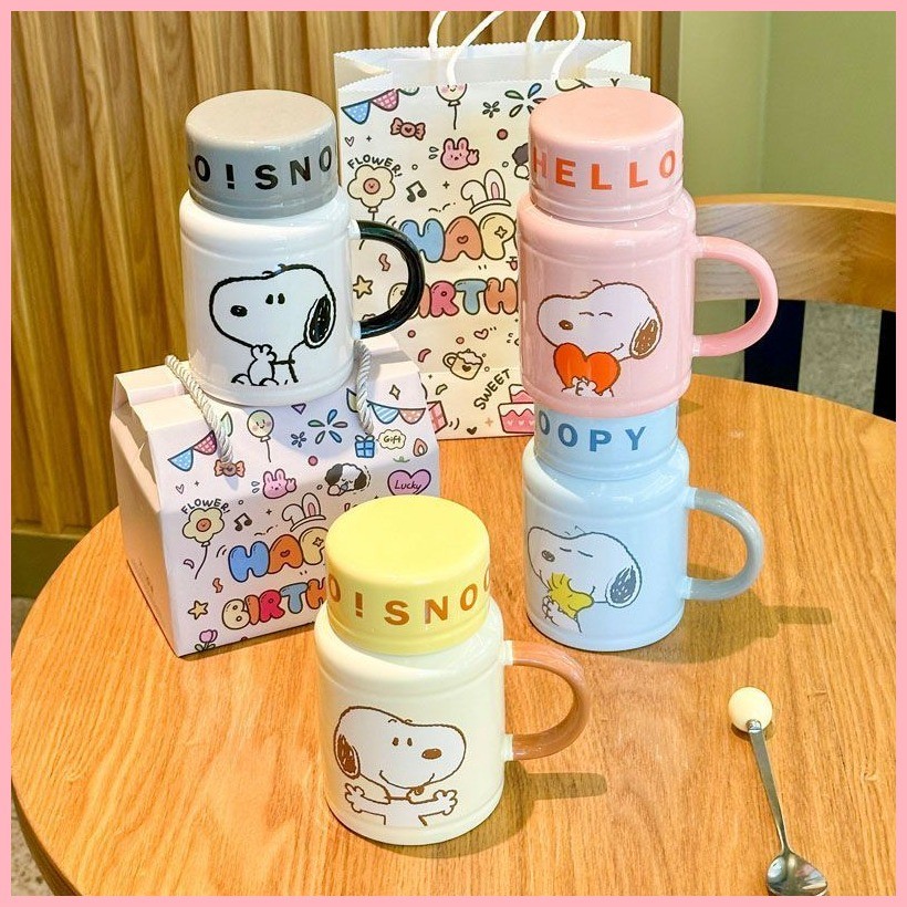 Snoopy ถ้วยเซรามิกแบรนด์ร่วมของแท้สําหรับสาวแก้วพร้อมฝาปิดช้อนคู่ถ้วยนมกาแฟสูง