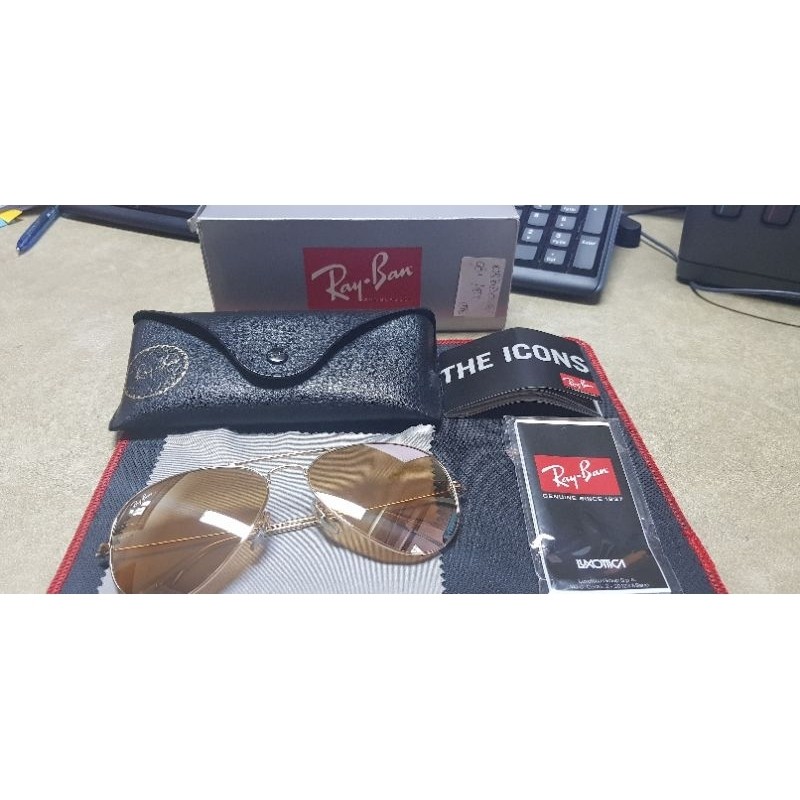 RayBan รุ่น Aviator ขอส่งต่อสภาพ 70-80 % เนื่องจากมีรอยสนิมตรงที่ขาแว่น แต่อุปกรณ์และกรอบยังอยู่ครบ