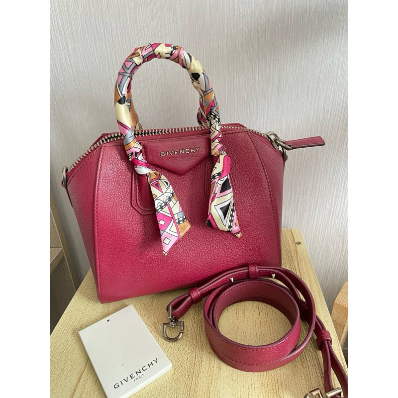 Used Givenchy Antigona Mini bag  มือสองสภาพดี จำปีที่ซื้อไม่ได้ค่ะ ประมาณ 14-15