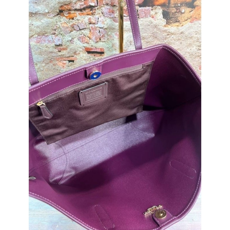 ♞,♘,♙พร้อมส่ง 
NEW COACH CITY TOTE IN SIGNATURE CANVAS
(COACH 5696) pom