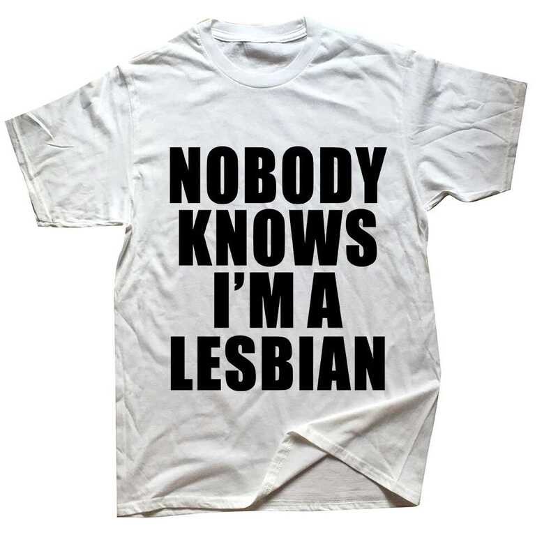 Nobody Knows I Am A เลสเบี้ยนพิมพ์เสื้อยืดผู้ชายผู้หญิง Love Equality เกย์ Pride LGBT T เสื้อเลสเบี้ยนคู่ผ้าฝ้าย Tees ยูโรขนาด