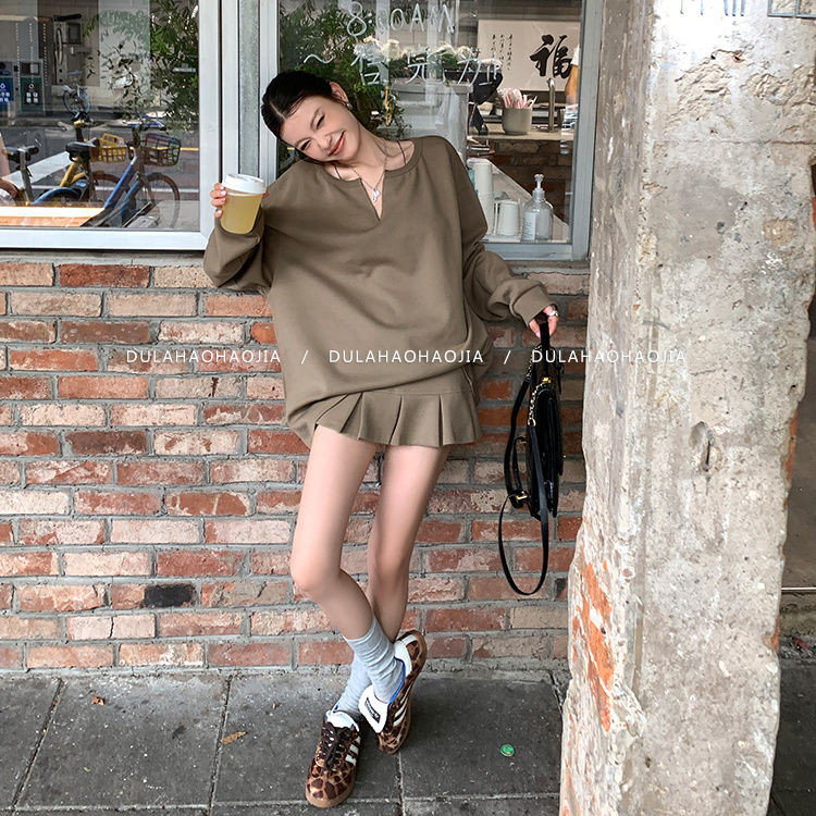Shanmieleng ฤดูใบไม้ร่วงสไตล์ใหม่อินเทรนด์ ins สไตล์ขี้เกียจแฟชั่นหลวมสบายๆ v คอเสื้อกันหนาวเอวสูง a-Line กระโปรงจีบชุดผู้หญิง