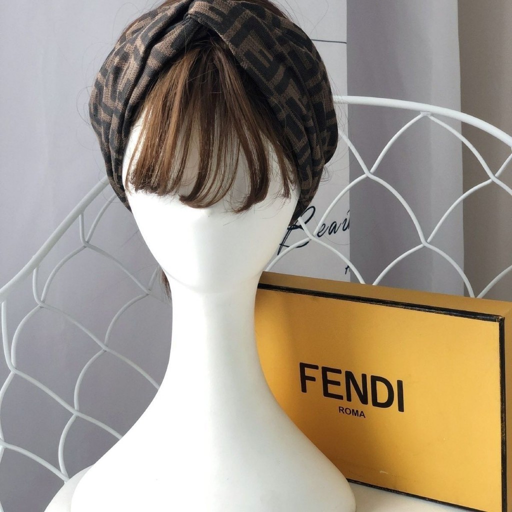 ที่คาดผมไขว้ผ้าเดนิมทอของ Fendi F เป็นที่คาดผมที่ทันสมัยและระดับไฮเอนด์ที่สามารถสวมใส่ในทุกฤดูกาลด้ว