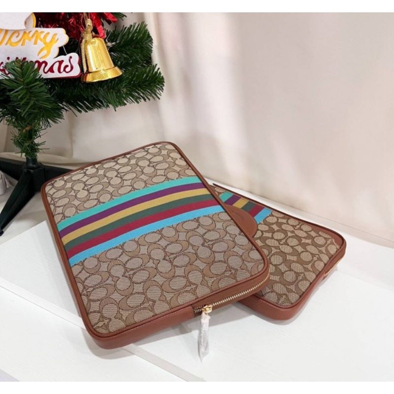 ♞,♘กระเป๋า NEW COACH Laptop Sleeve In Signature Jacquard With Stripe And Coach Patch uie