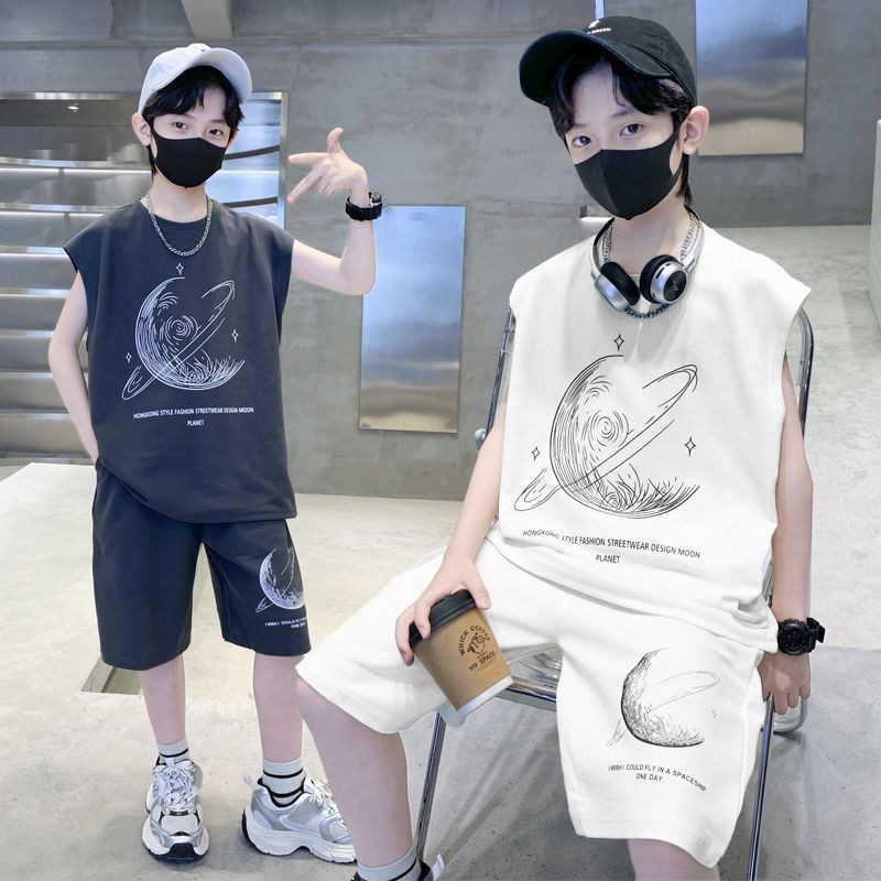 ones.th ชุดฤดูร้อนสำหรับเด็กชายหลวมเสื้อยืดแขนกุดเด็กใหม่กีฬาเสื้อผ้าแนวสตรีทหล่อเสื้อผ้าเด็กเย็น