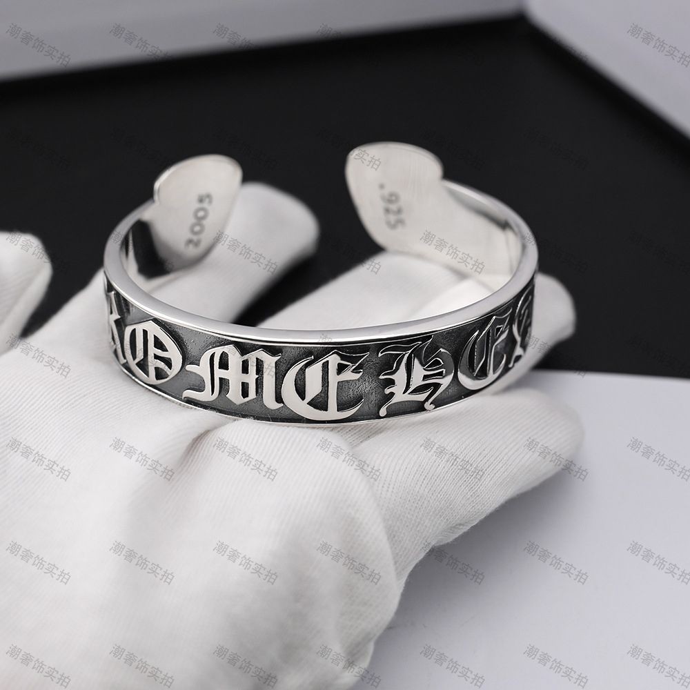 สร้อยข้อมือตัวอักษร Retro Chrome Hearts สําหรับผู้ชายและผู้หญิงอเนกประสงค์สร้อยข้อมือปากเปิดที่เรียบ