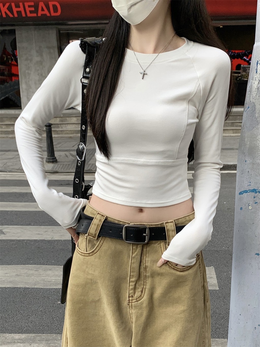 เสื้อยืดคอกลมแบบสลิมฟิต ออกแบบมาพร้อมตัดสะดือและแร็กแลน สวมใส่ได้อย่างลงตัว93392