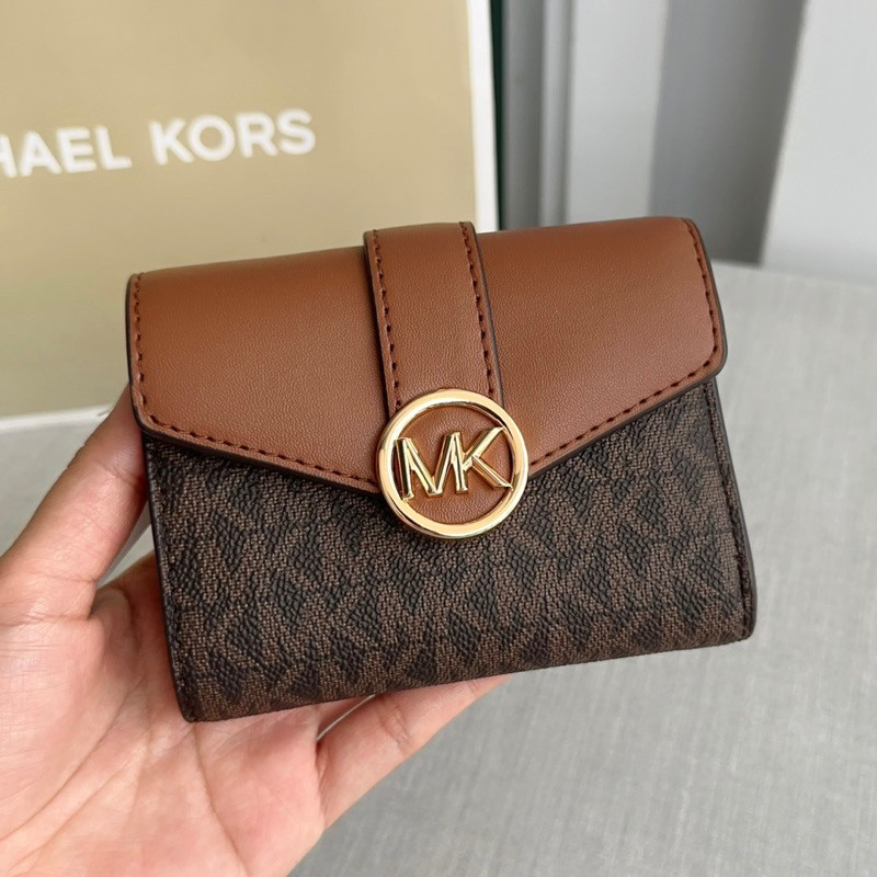 กระเป๋าสตางค์ MK CARMEN MEDIUM FLAP BIFOLD WALLET IN SIGNATURE BROWN 35S2GNMF8B