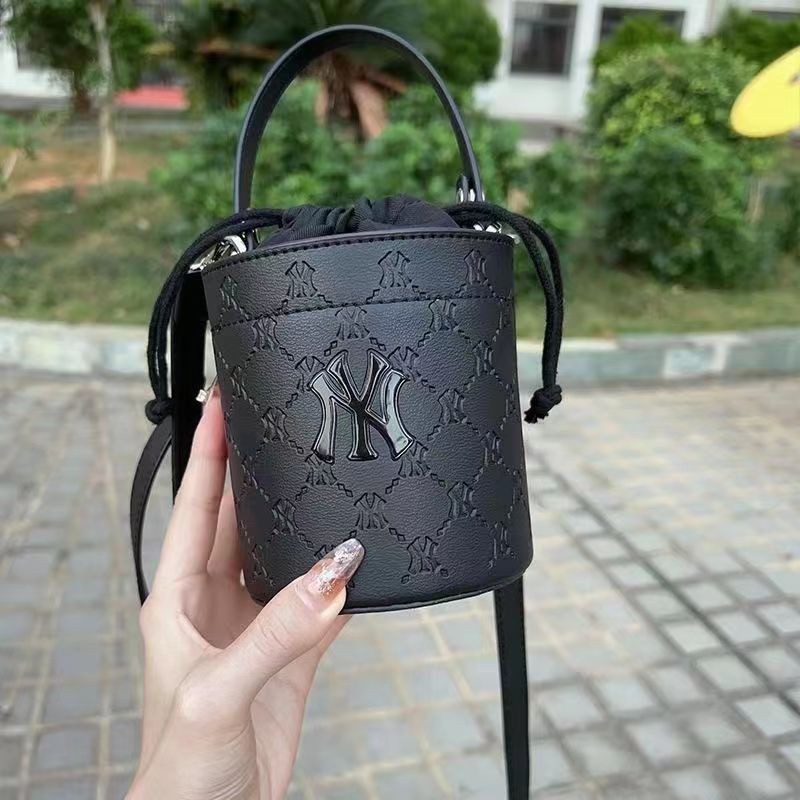 ♞,♘MLB (พร้อมส่ง) กระเป๋าสะพายข้างMLB กระเป๋ามินิNY กระเป๋าทรงถัง สำหรับผู้หญิงน่ารักๆ ของแท้% yutj