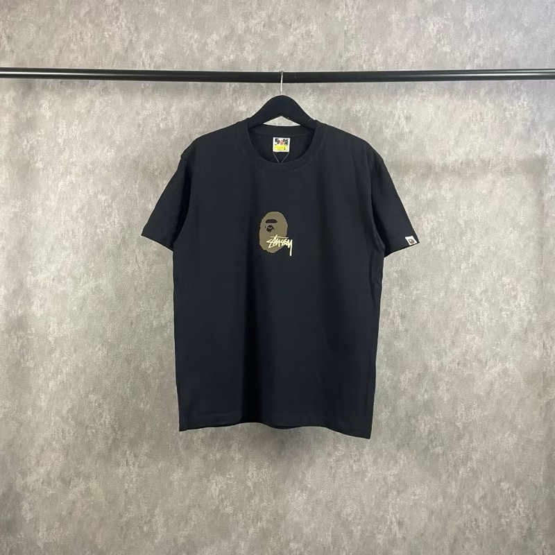 ♞Katun Bape x Stussy สีดําแขนสั้นเสื้อยืดผ้าฝ้ายผู้ชาย Tops Full Tag เสื้อยืดขนาดใหญ่ XSA