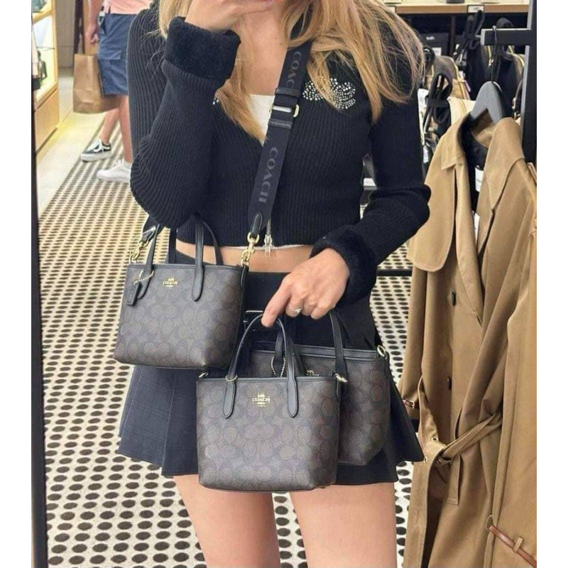 ♞,♘,♙ คอลใหม่ ไฟกะพริบค่าา ได้สะพายก่อน  Coach City Mini Tote Bag In Signature  Style No. CW032 uri