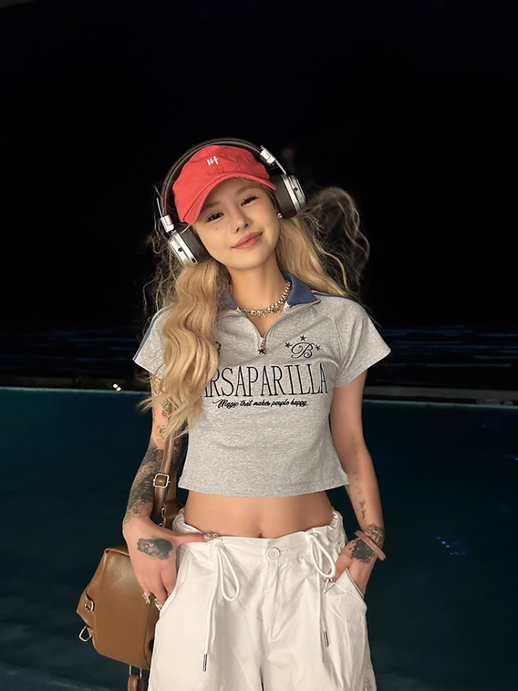 Solovely ผู้หญิง สไตล์เกาหลี เสื้อครอปท็อป ปักลาย แขนสั้น เสื้อยืด ซิปครึ่งตัว ไหล่ตก เสื้อโปโล