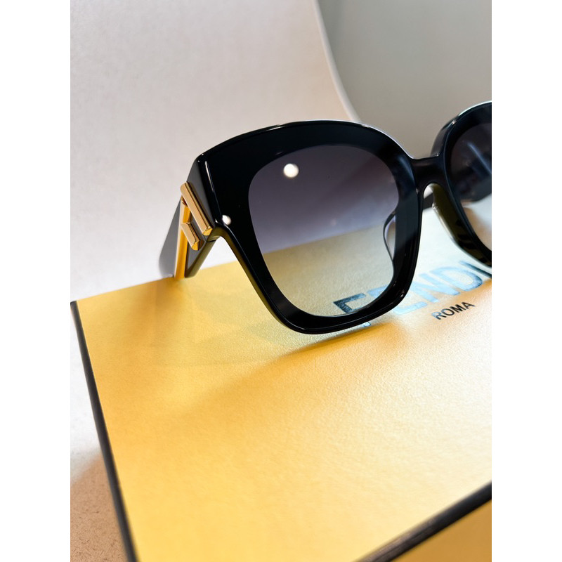 Fendi First Oversized Sunglasses FE40098F
