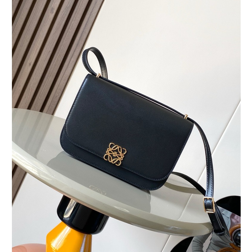 Pre order ราคา6900 Loewe 9087 Goya กระเป๋าสะพายข้าง หนังแกะ ไซส์เล็ก Size19*6*13cm