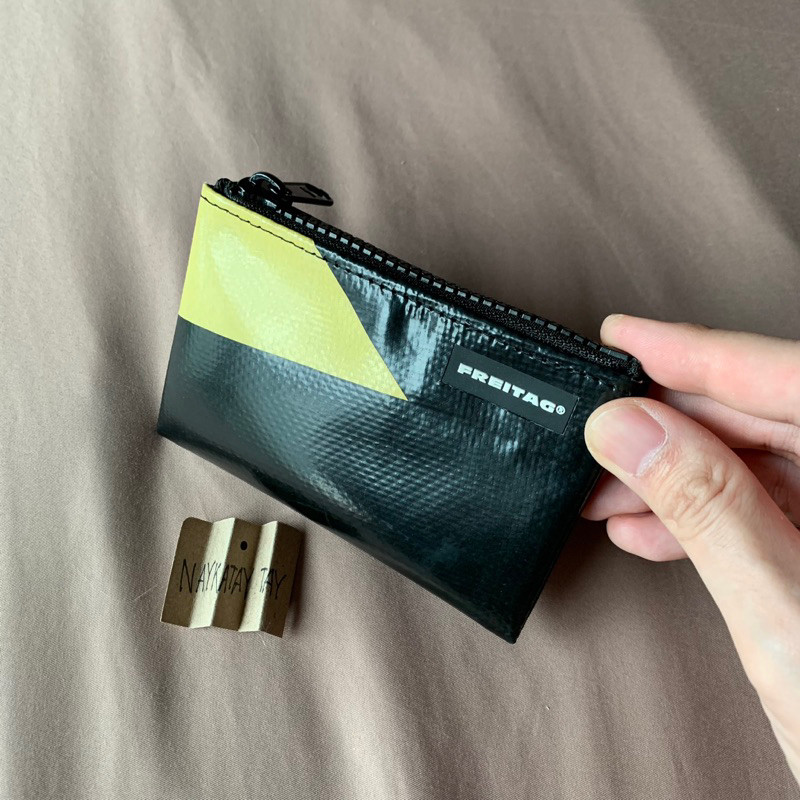 กระเป๋าสตางค์ Freitag รุ่น F05 Blair มือ1 การ์ดครบ ผ้าดำ สกรีนเหลือง มาราธอน ซิปดำ