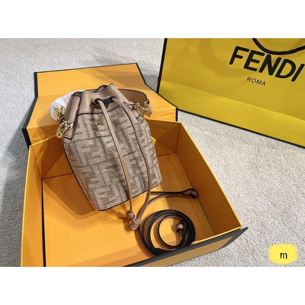 พร้อมกล่องFendi ใหม่คลาสสิกถัง Messenger กระเป๋าผู้หญิง Crpssbody และกระเป๋าสะพายแฟชั่นกระเป๋าสะพาย